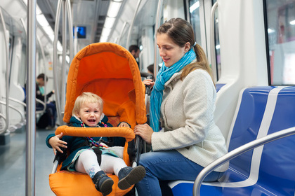 Im Zug oder mit der U-Bahn und einem Kinderwagen reisen