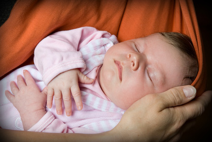 Kleinkind im Tragetuch ist dem Elternteil besonders nah